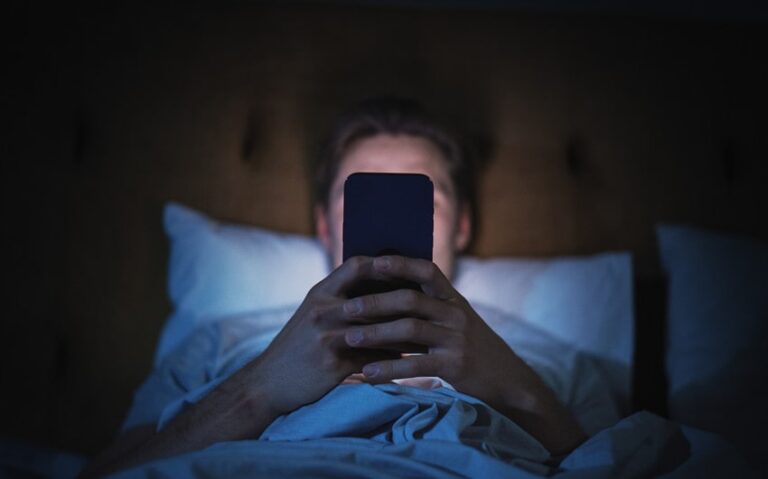 5 Ways How Social Media Usage Disturbs Your Sleep Patterns